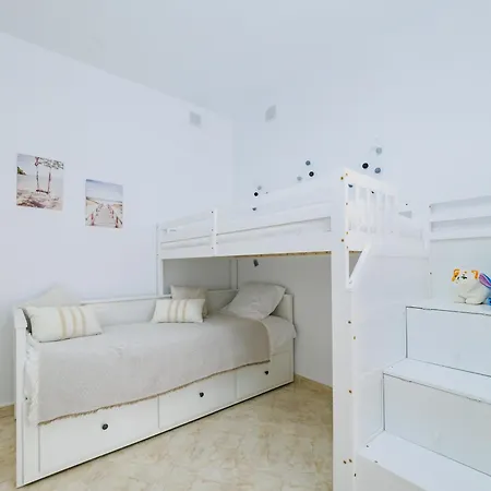 Holiday home Cubo's Lola Nueva House Town Center *